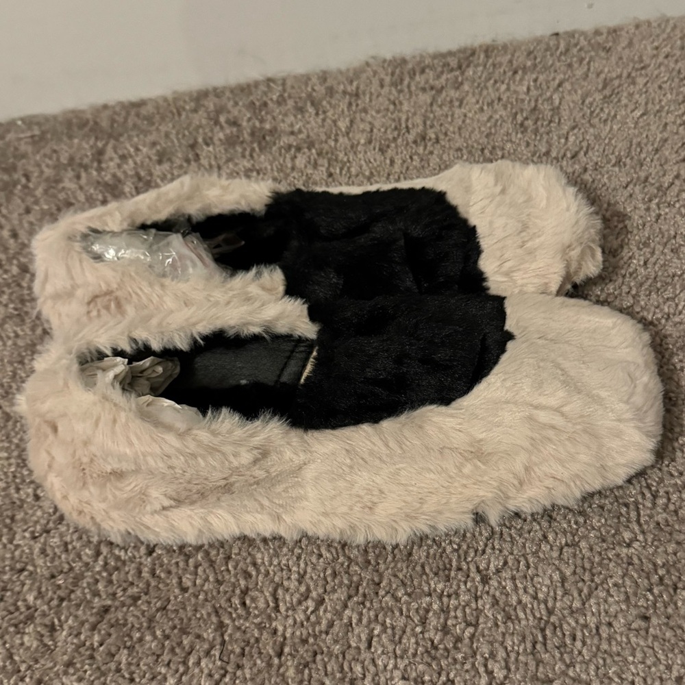 Pretty Vivienne Hu New York size 39 black cream faux fur slip on slippers new